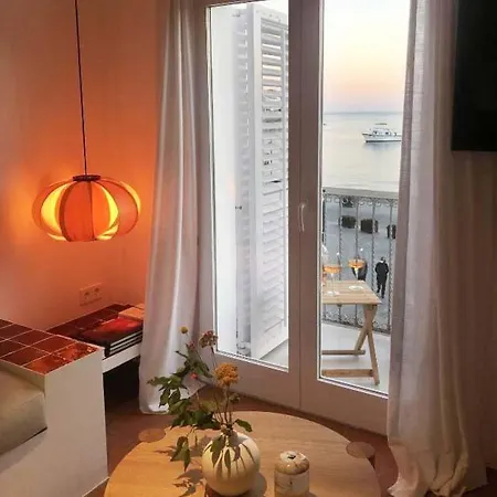 Beachfront In Center Apartamento
