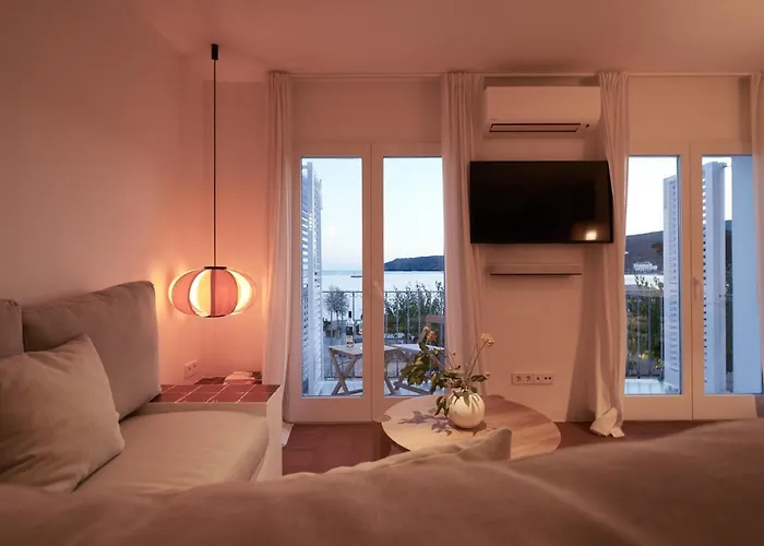 Beachfront In Center 卡达克斯