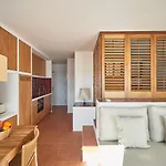 Beachfront In Center Apartman
