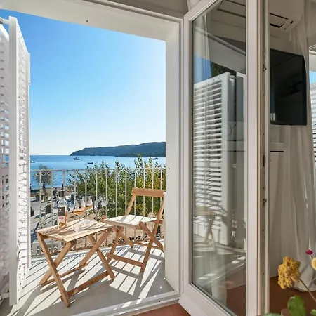 Beachfront In Center Apartman