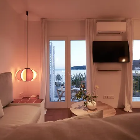 Beachfront In Center Cadaqués