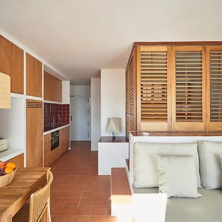 Beachfront In Center Apartment